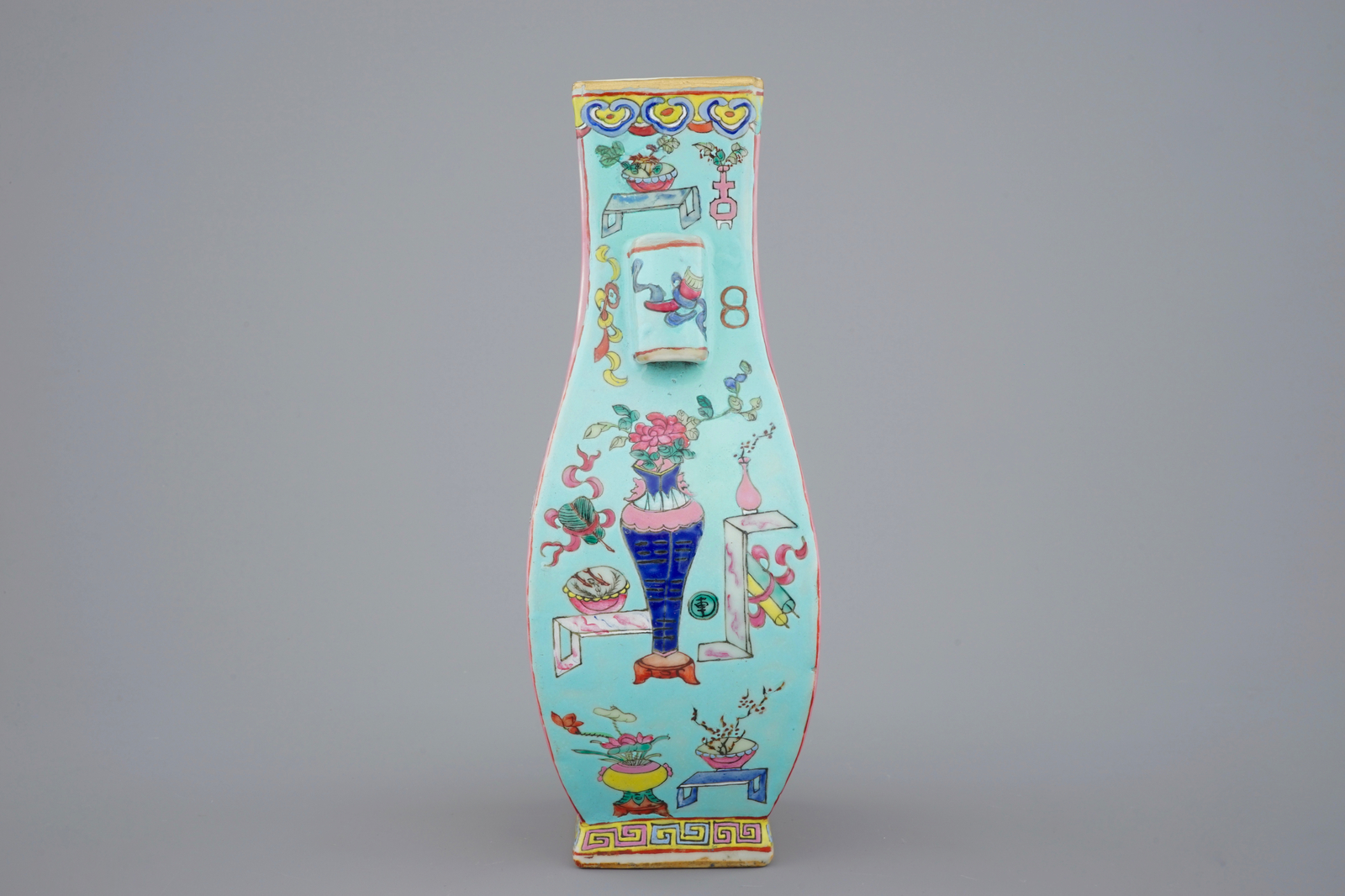 A Chinese famille rose fang hu vase, 19th C. H.: 31,5 cm - L.: 15,5 cm - W.: 11 cm Condition reports - Image 4 of 7