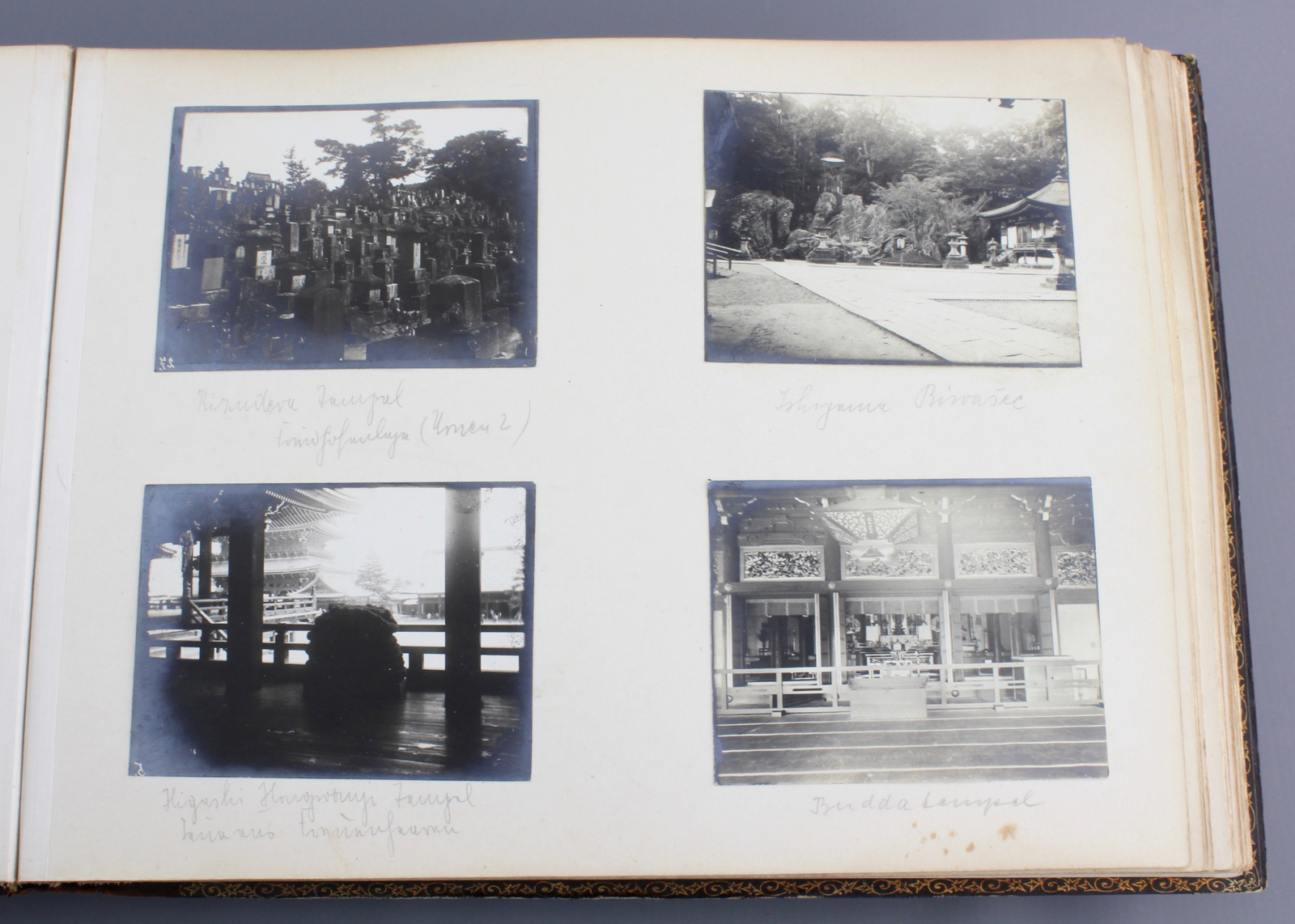 An album with photos of Chine and Japan, ca. 1900 A nice probably Japanese laquer covered album with - Image 31 of 44