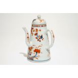 A Chinese Imari chocolate pot with floral design, Qianlong H.: 23 cm Condition reports and high