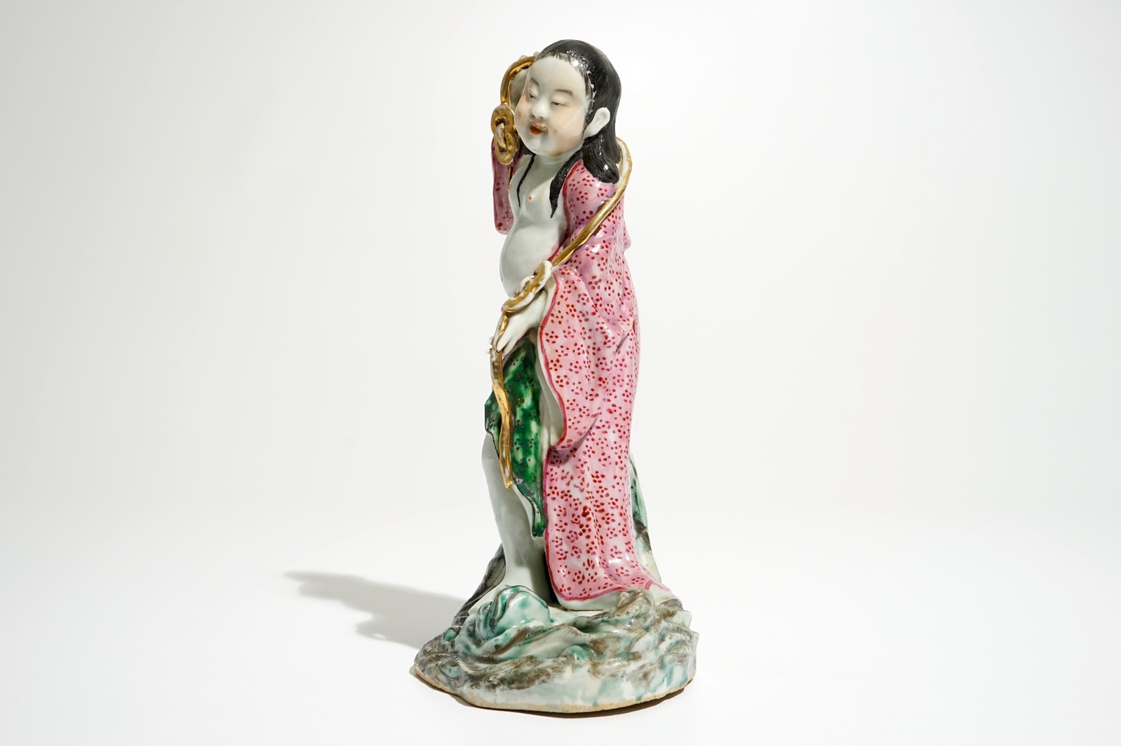 A Chinese famille rose figure of Liu Hai with the toad, 20th C. H.: 25,5 cm Condition reports and - Bild 3 aus 7