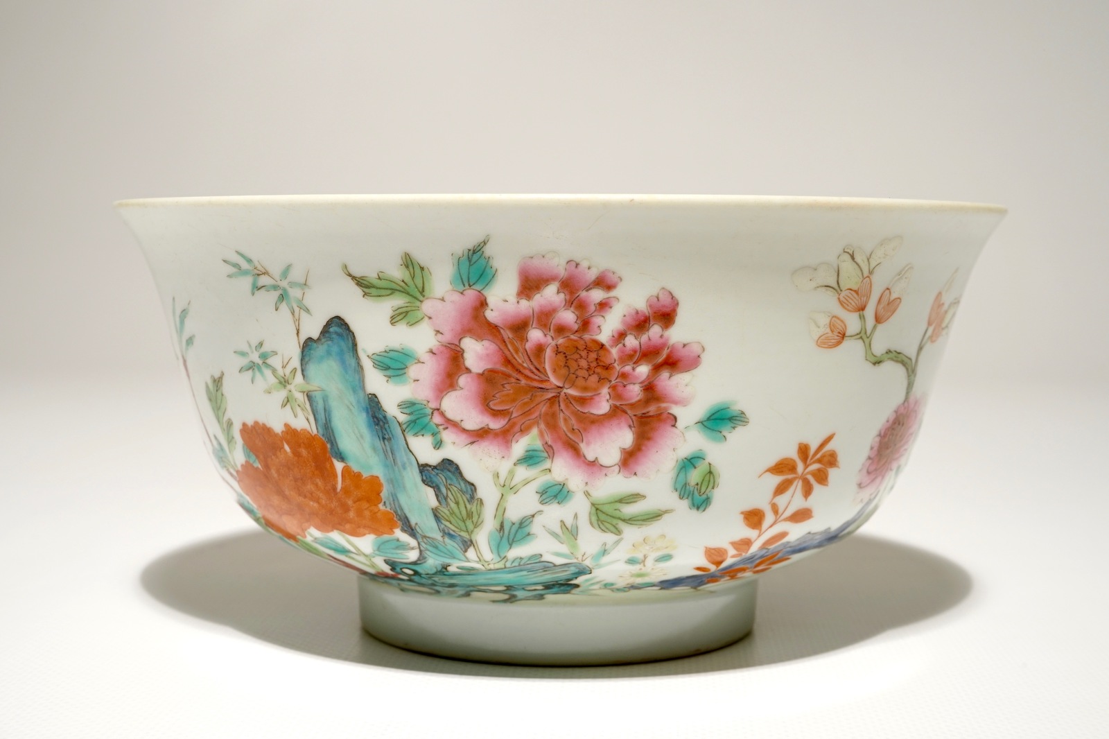 A Chinese famille rose bowl, Daoguang mark, 19/20th C. Dia.: 18,5 cm - H.: 9 cm Condition reports