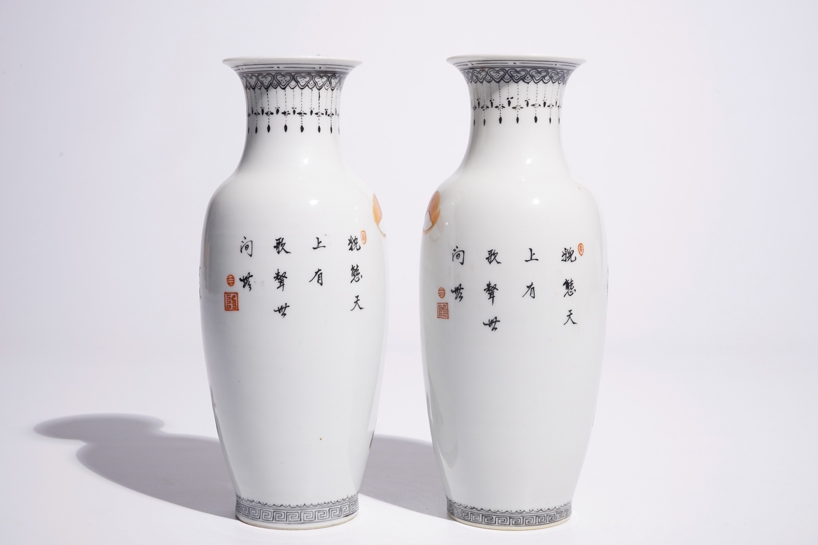 A pair of Chinese famille rose vases with ladies playing a qin and a game of go, Republic, 20th C. - Image 3 of 6