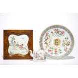 A Chinese famille rose plaque, a dish and a teapot and cover, 19th C. Dia.: 34 cm - H.: 4,5 cm (