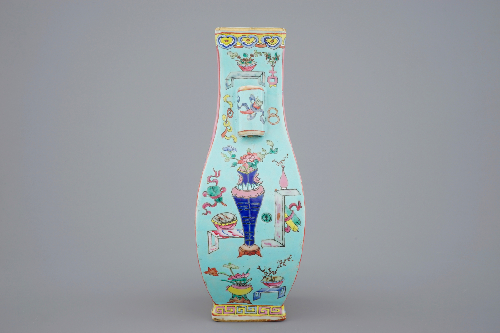 A Chinese famille rose fang hu vase, 19th C. H.: 31,5 cm - L.: 15,5 cm - W.: 11 cm Condition reports - Image 2 of 7