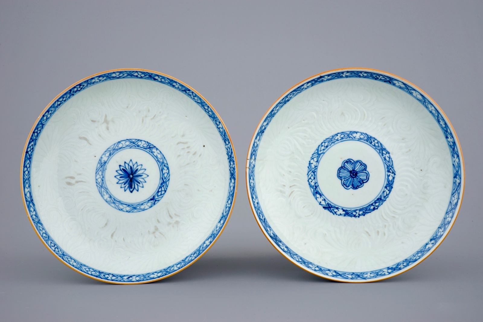 A varied lot of Chinese porcelain, 18/19th C. Dia.: 29 cm (the dish) Dim.: 18,5 x 14,5 x 6 cm (the - Bild 4 aus 19