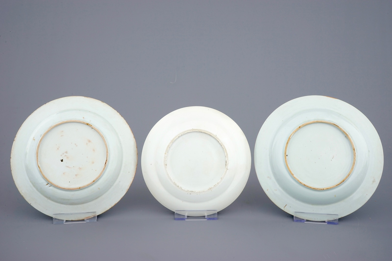 A varied lot of Chinese porcelain, 18/19th C. Dia.: 29 cm (the dish) Dim.: 18,5 x 14,5 x 6 cm (the - Bild 19 aus 19