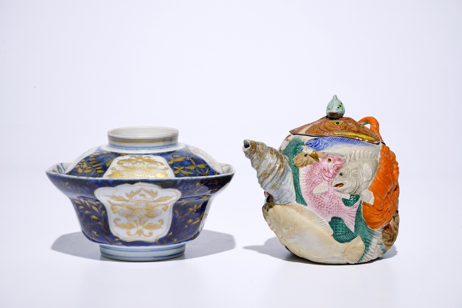 A Japanese Arita gilt blue and white covered bowl, Edo, 17/18th C. and a Banko biscuit teapot,