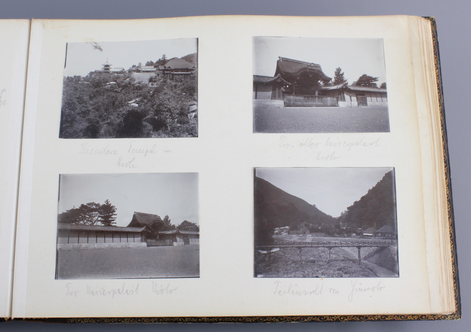 An album with photos of Chine and Japan, ca. 1900 A nice probably Japanese laquer covered album with - Image 35 of 44