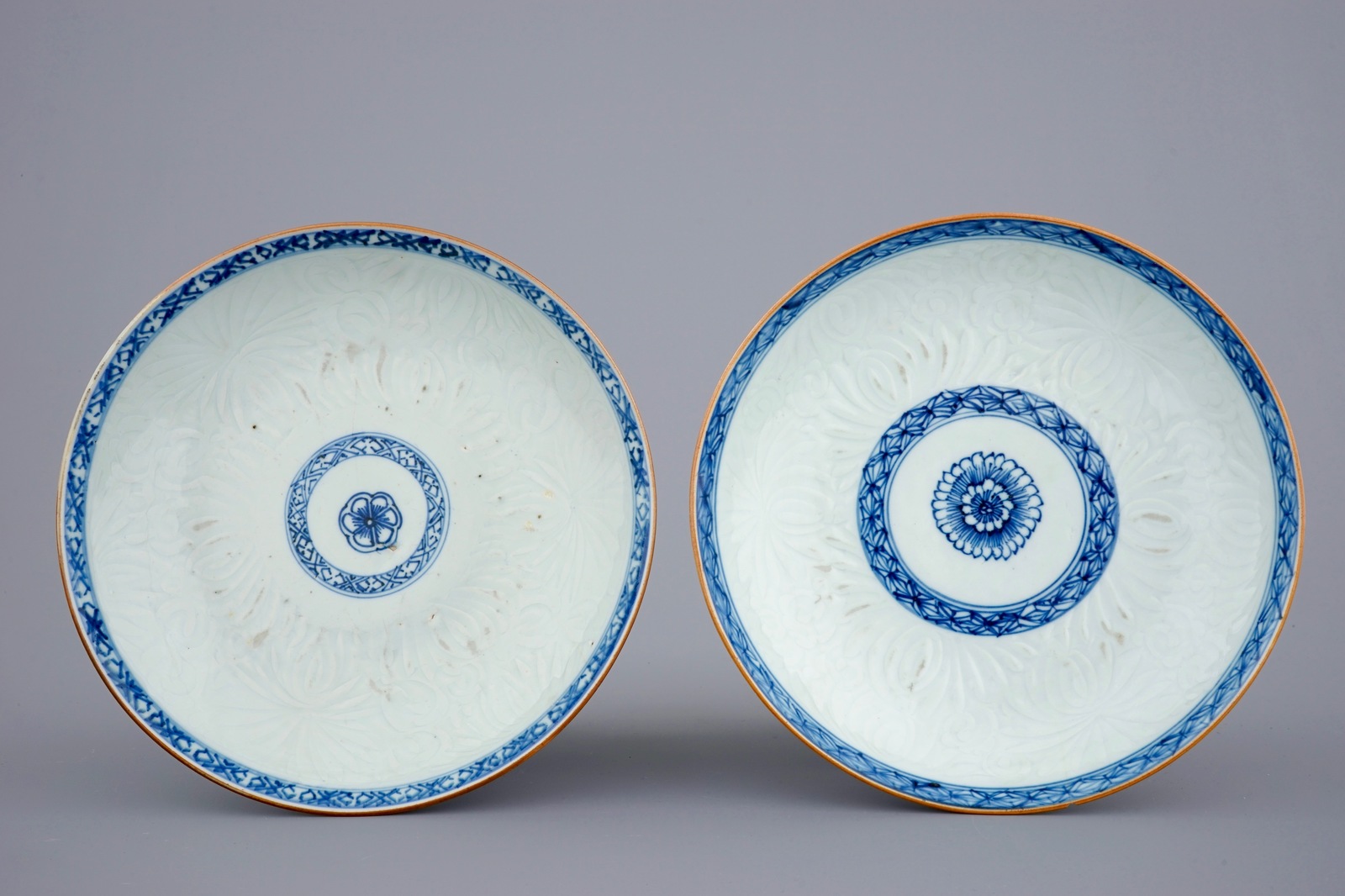 A varied lot of Chinese porcelain, 18/19th C. Dia.: 29 cm (the dish) Dim.: 18,5 x 14,5 x 6 cm (the - Bild 2 aus 19