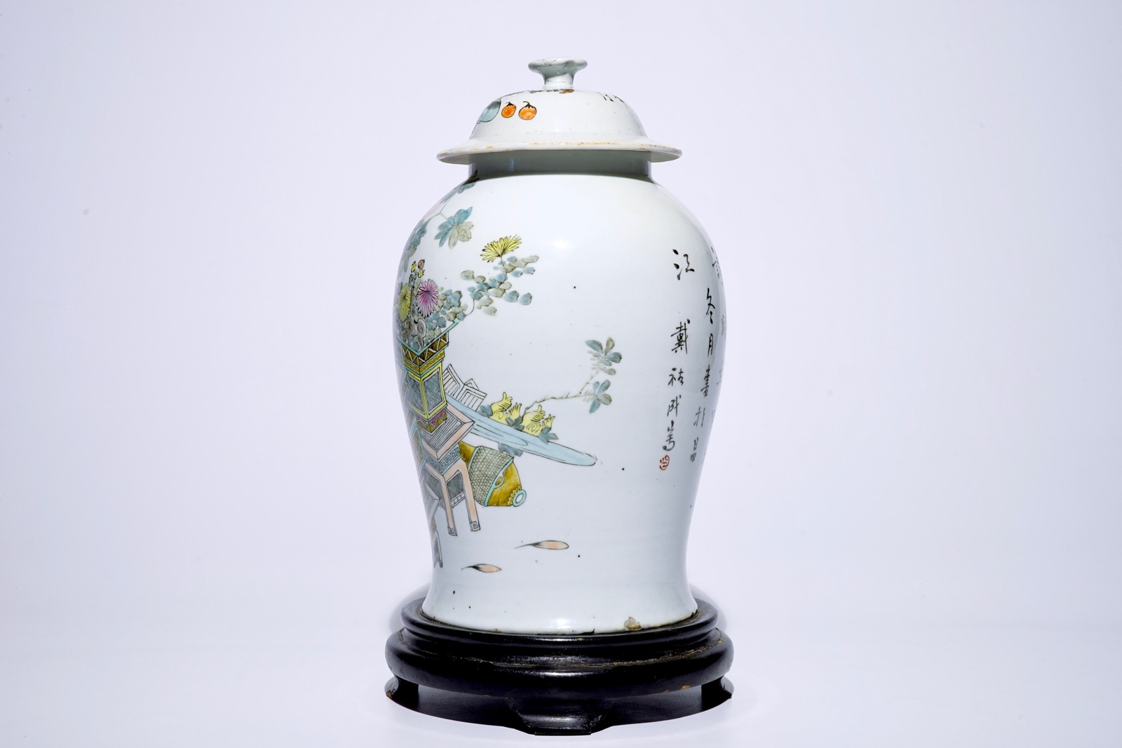 A Chinese qianjiang cai vase and cover with "100 antiquities" design, 19/20th C. H.: 43 cm Condition - Image 2 of 6