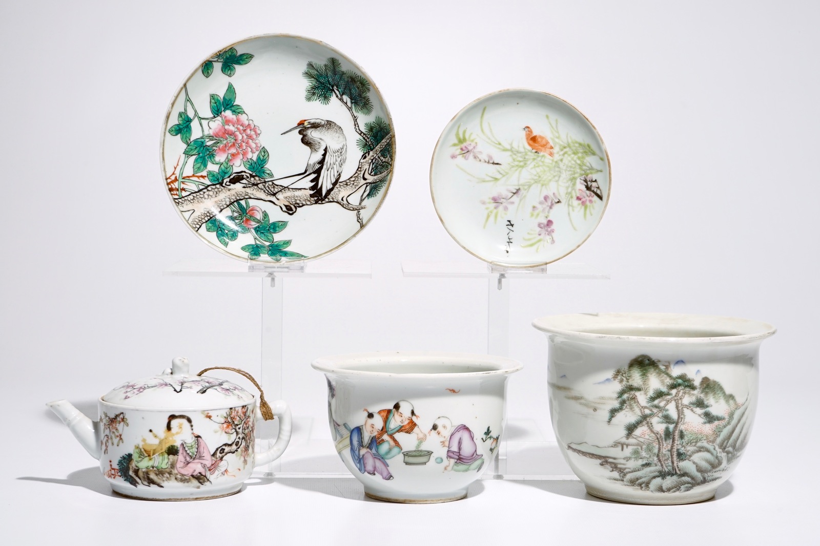 A varied lot of Chinese qianjiang cai porcelain, 19/20th C. Dia.: 17 cm - H.: 12 cm (largest bowl)