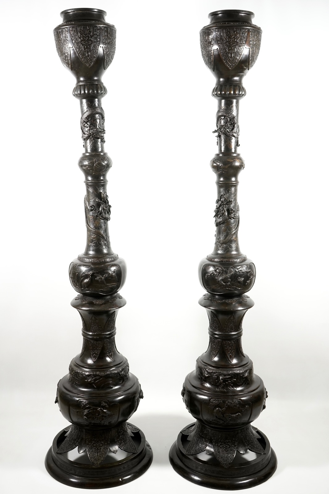 A pair of very tall Japanese bronze floor lamp columns, Meiji, 19th C. H.: 177 cm Condition - Image 3 of 10