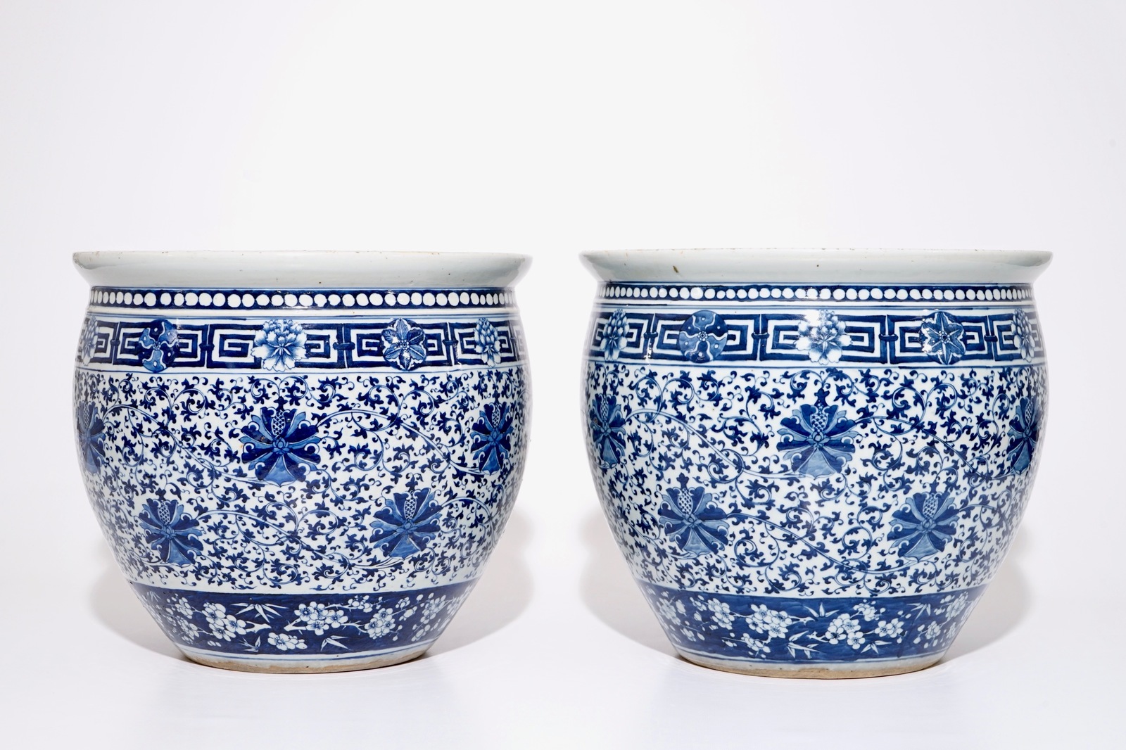 A pair of Chinese blue and white lotus scroll fishbowls, 19th C. Dia.: 40 cm - H.: 35,5 cm Condition - Image 3 of 6