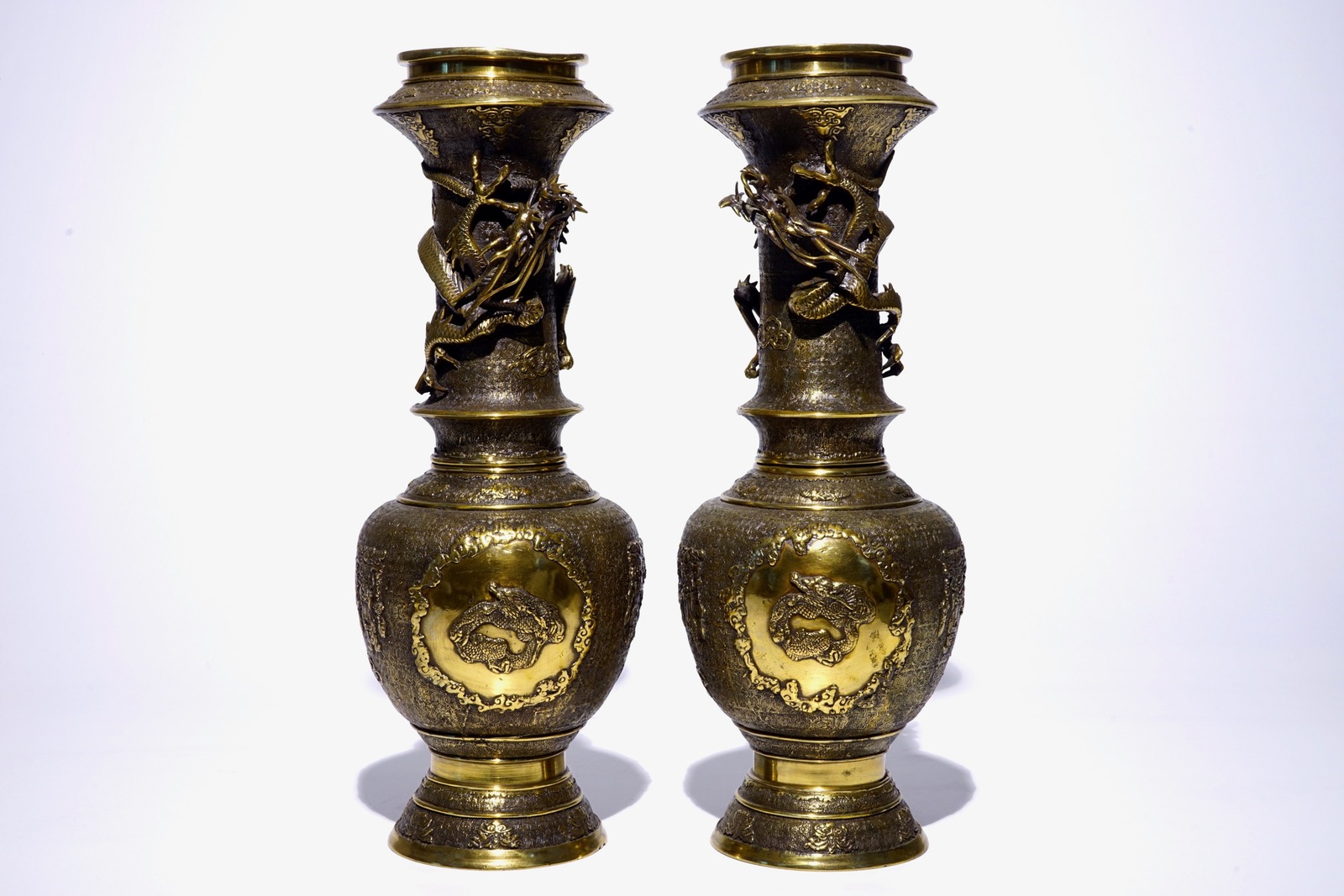 A pair of Japanese gilt brass vases with applied dragons, Meiji/Taisho, 19/20th C. H.: 49,5 cm