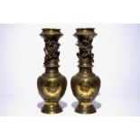 A pair of Japanese gilt brass vases with applied dragons, Meiji/Taisho, 19/20th C. H.: 49,5 cm