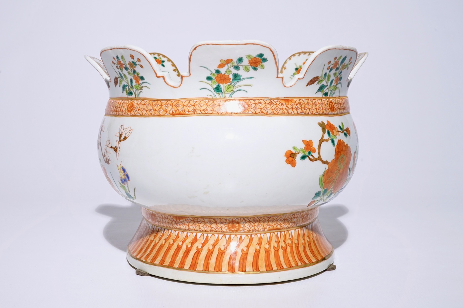 A large Chinese verte-imari monteith in 18th C. style, modern Dim.: 21 (h) x 34 x 27 cm Condition - Image 2 of 6