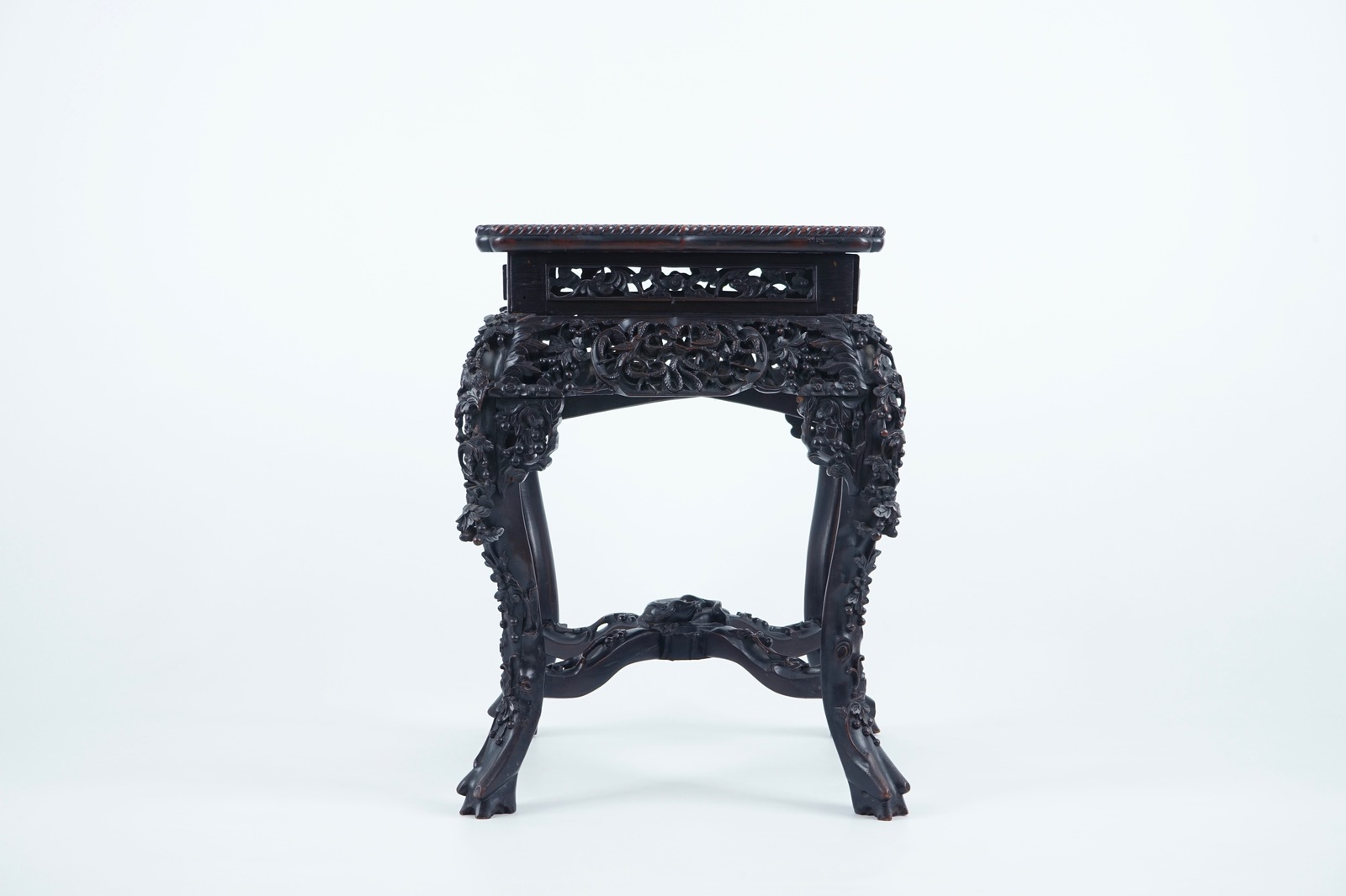 An intricately carved square Chinese wood stand with marble top, 19th C. H.: 63,5 cm - Dim.: 44 x 44 - Image 5 of 8