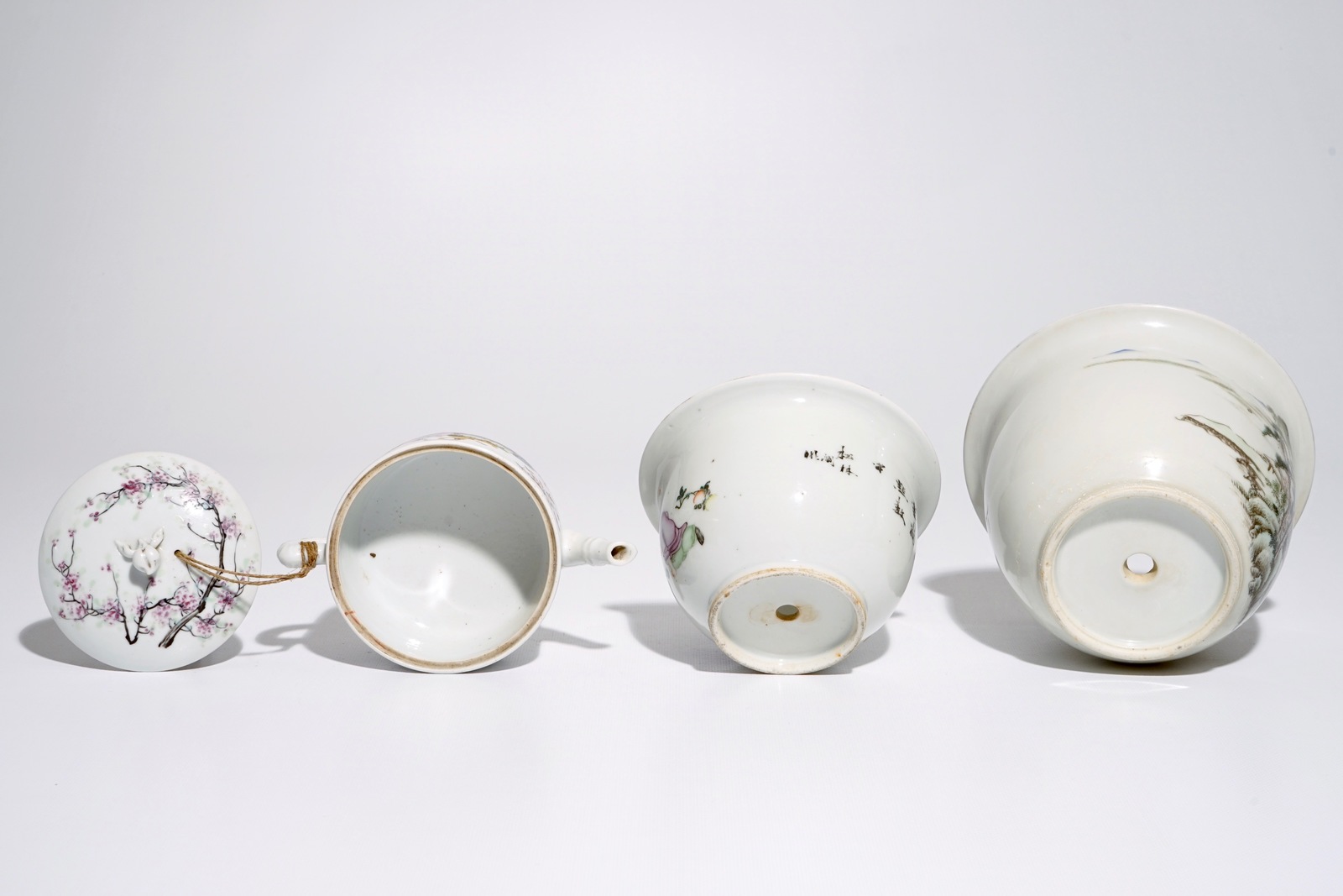 A varied lot of Chinese qianjiang cai porcelain, 19/20th C. Dia.: 17 cm - H.: 12 cm (largest bowl) - Image 9 of 9