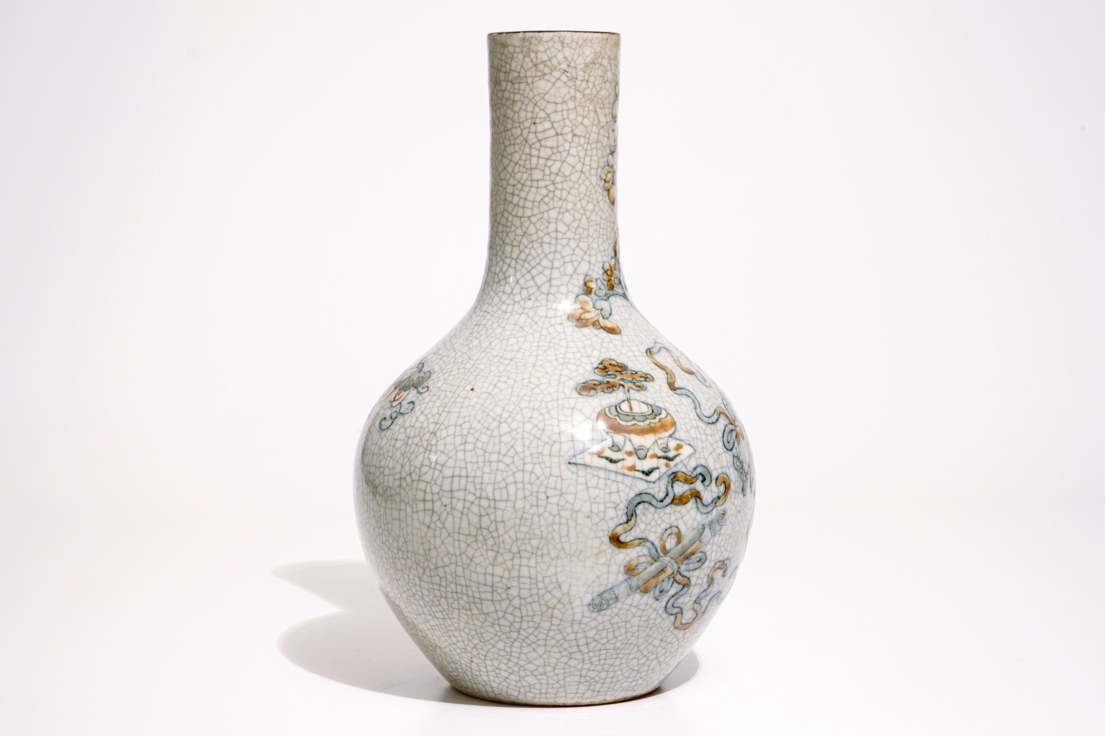 A Chinese crackle glaze tianqiuping vase with antiquities design, 19th C. H.: 43 cm Condition - Image 2 of 5