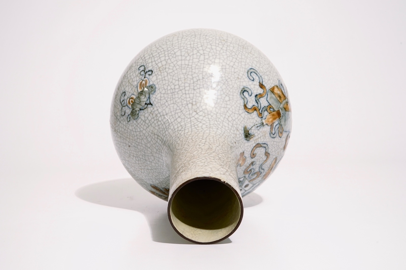 A Chinese crackle glaze tianqiuping vase with antiquities design, 19th C. H.: 43 cm Condition - Image 5 of 5