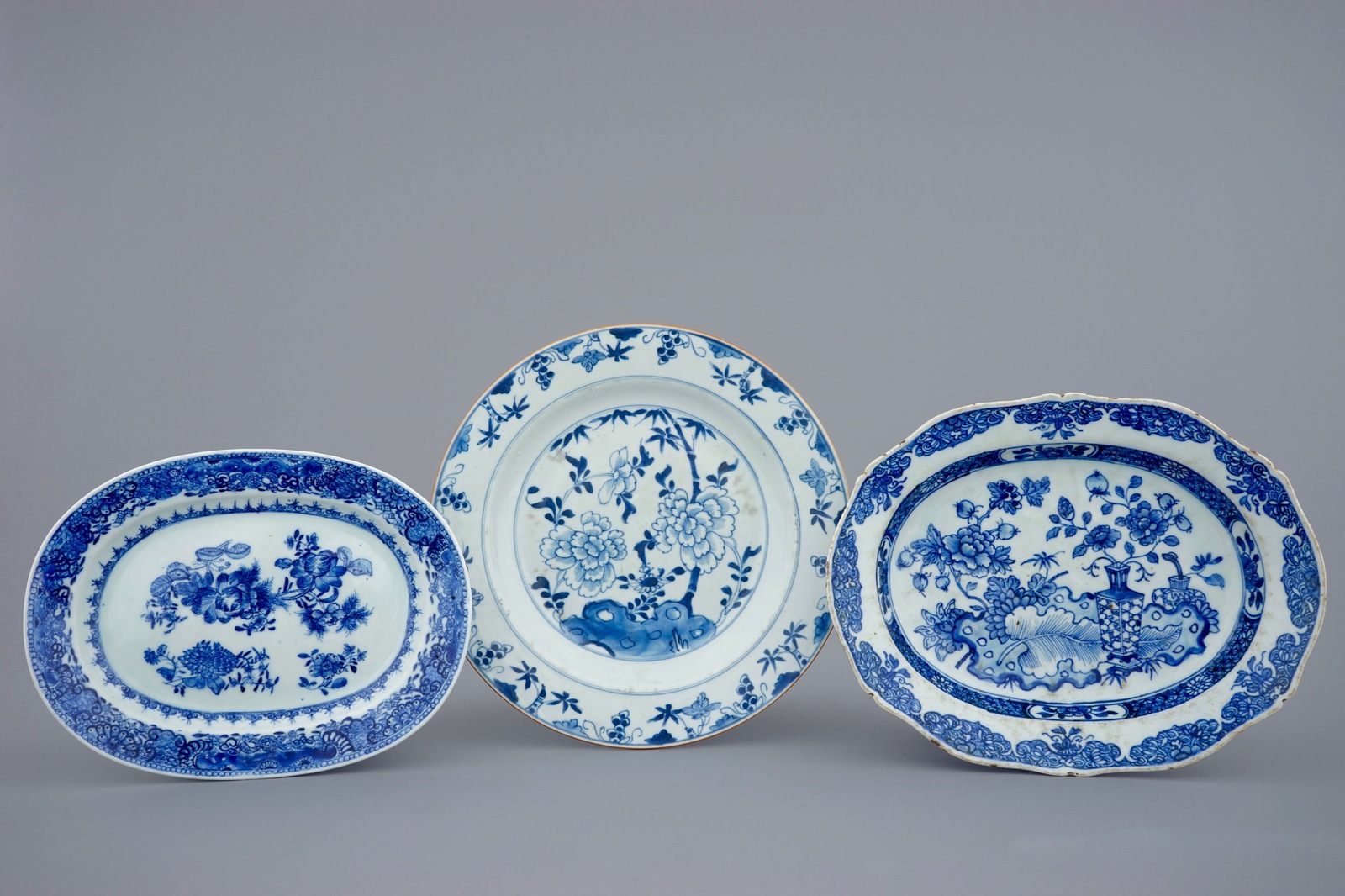 Two Chinese blue and white oval dishes and a plate, Qianlong Dia.: 28 cm (the round plate) Condition