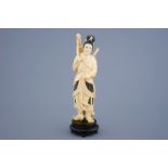 A Chinese carved ivory figure of a female warrior on a wooden base, late 19th C. Dim.: 36,5 x 10,5 x