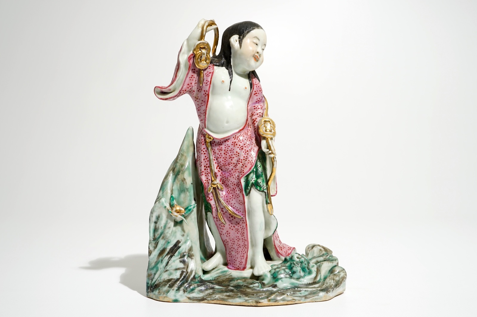 A Chinese famille rose figure of Liu Hai with the toad, 20th C. H.: 25,5 cm Condition reports and - Bild 2 aus 7