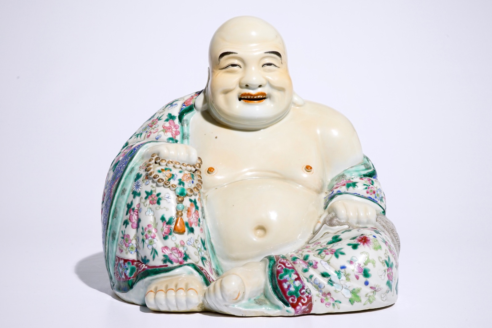 A fine large Chinese famille rose model of Buddha, 19/20th C. H.: 25,5 cm - Dim.: 27 x 25 cm (the - Image 2 of 7