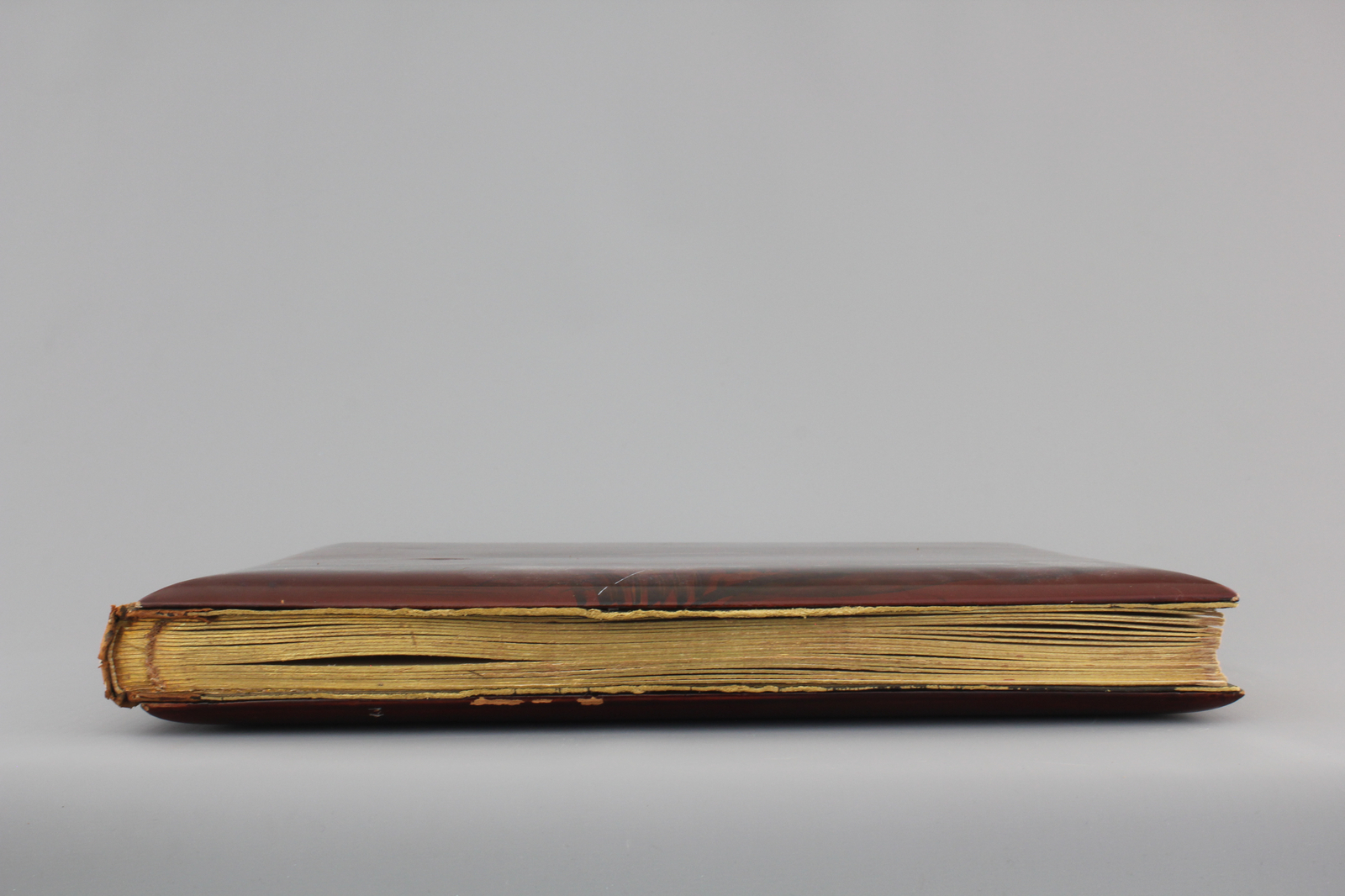 An album with photos of Chine and Japan, ca. 1900 A nice probably Japanese laquer covered album with - Image 6 of 44