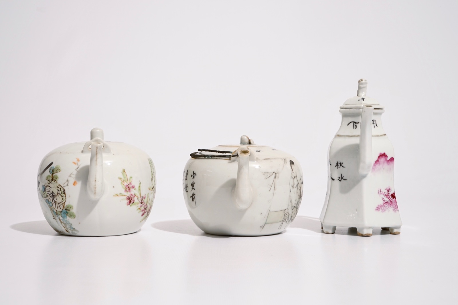 Two Chinese qianjiang cai teapots and a wine jug, 19/20th C. Dim.: H.: 17,5 cm - L.: 15 cm - W.: 9 - Image 3 of 7