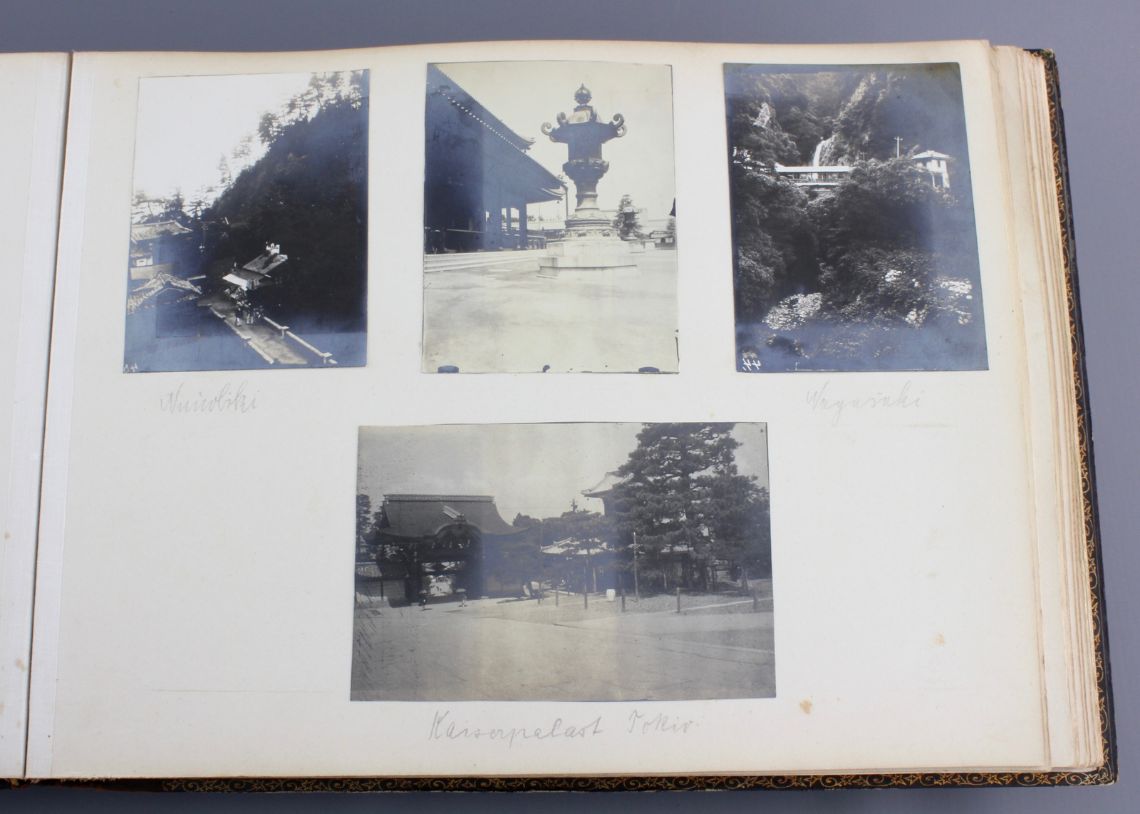 An album with photos of Chine and Japan, ca. 1900 A nice probably Japanese laquer covered album with - Image 33 of 44