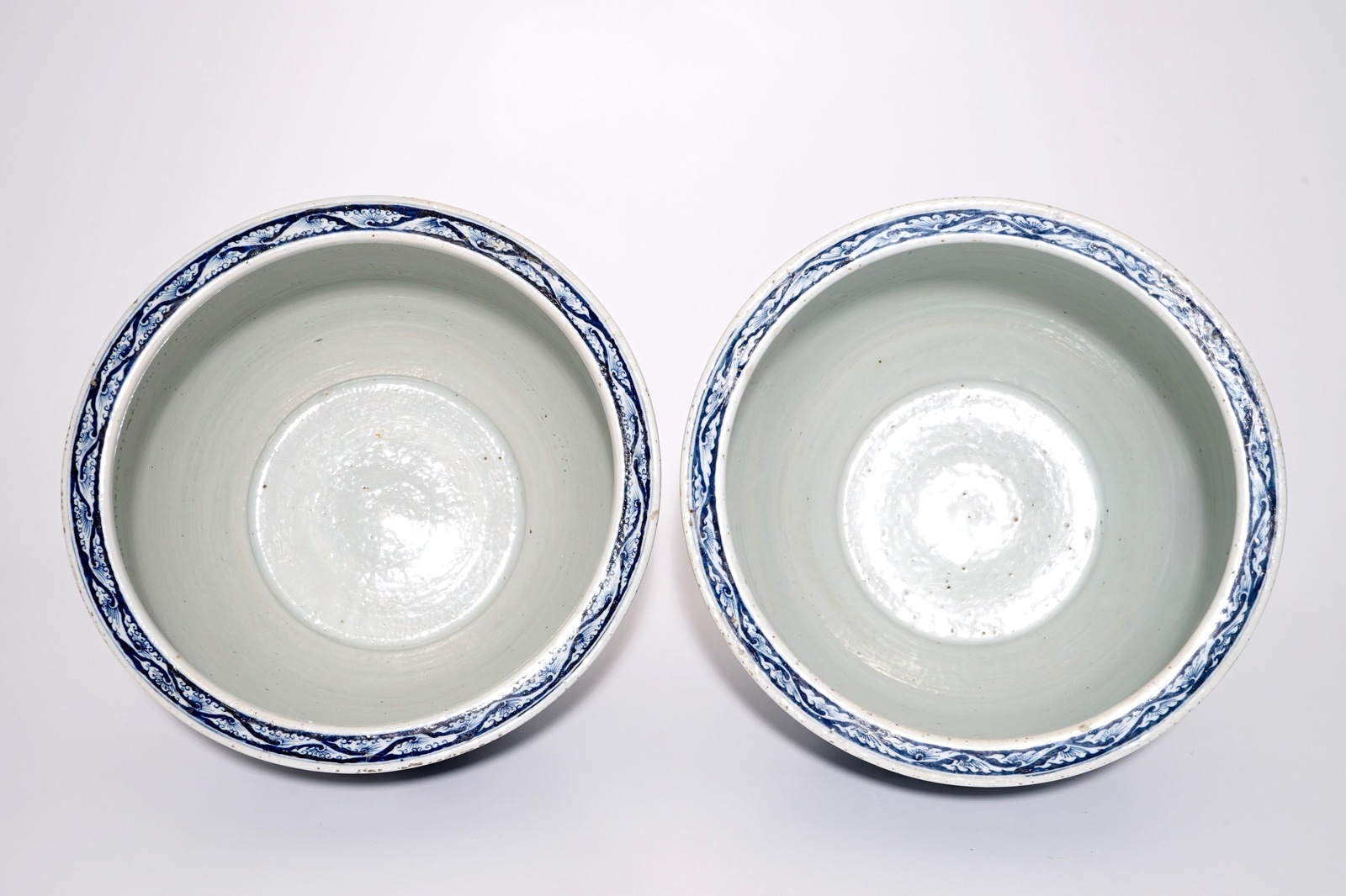 A pair of Chinese blue and white lotus scroll fishbowls, 19th C. Dia.: 40 cm - H.: 35,5 cm Condition - Image 5 of 6