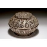 A Chinese filigree silver bowl and cover, 19th C. Dia.: 11 cm - H.: 7 cm Condition reports and