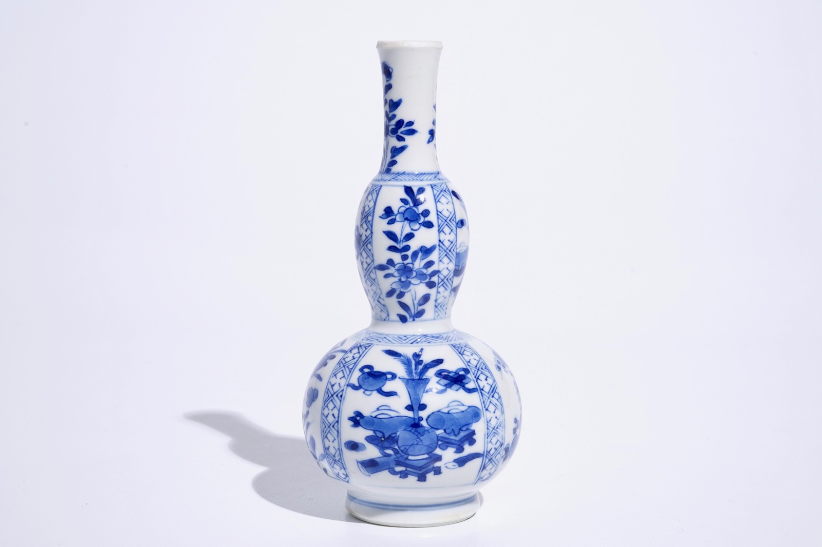 A blue and white Chinese double gourd vase with design of antiquities, Kangxi H.: 18 cm Condition