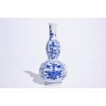 A blue and white Chinese double gourd vase with design of antiquities, Kangxi H.: 18 cm Condition