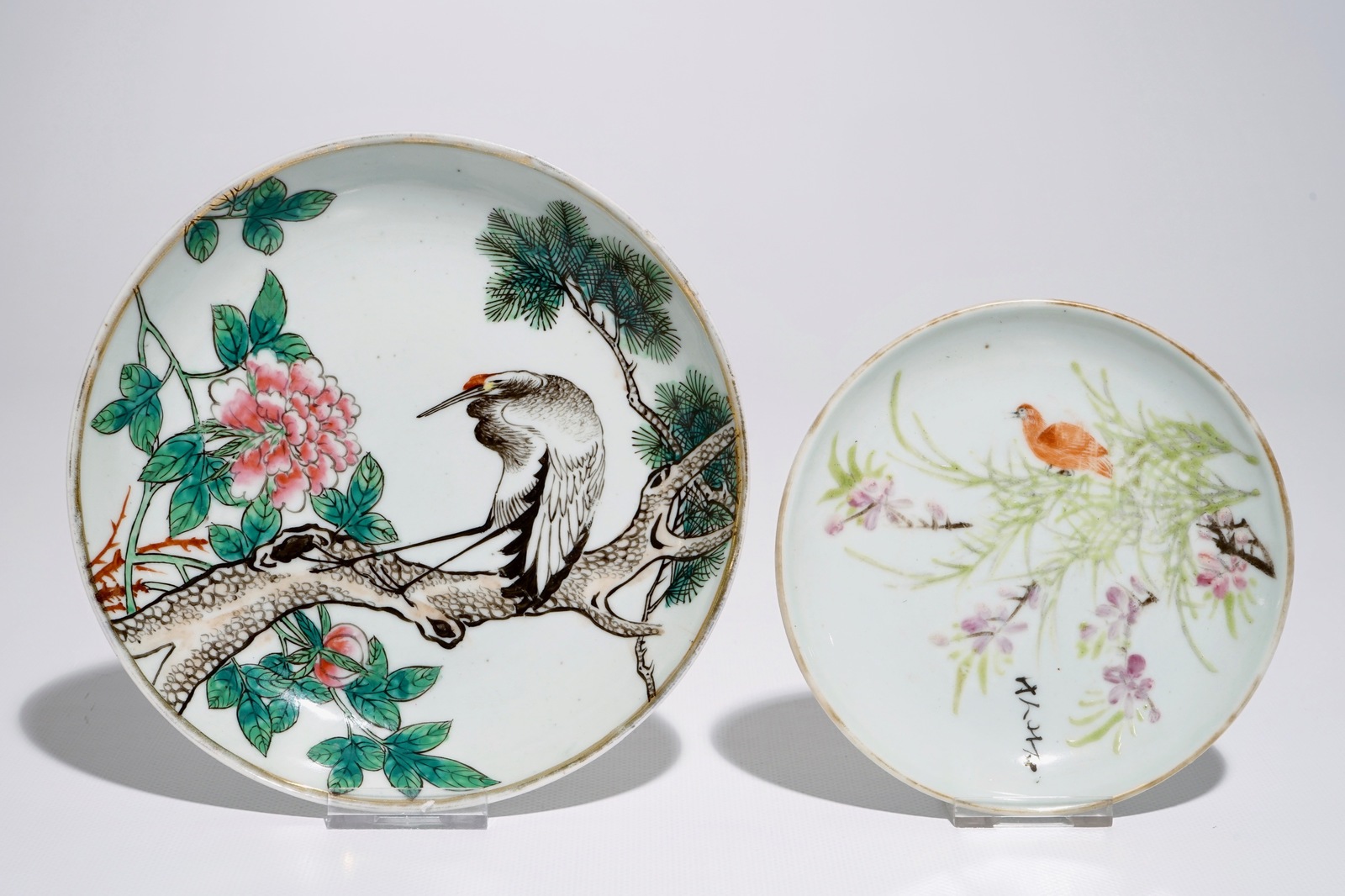 A varied lot of Chinese qianjiang cai porcelain, 19/20th C. Dia.: 17 cm - H.: 12 cm (largest bowl) - Image 2 of 9