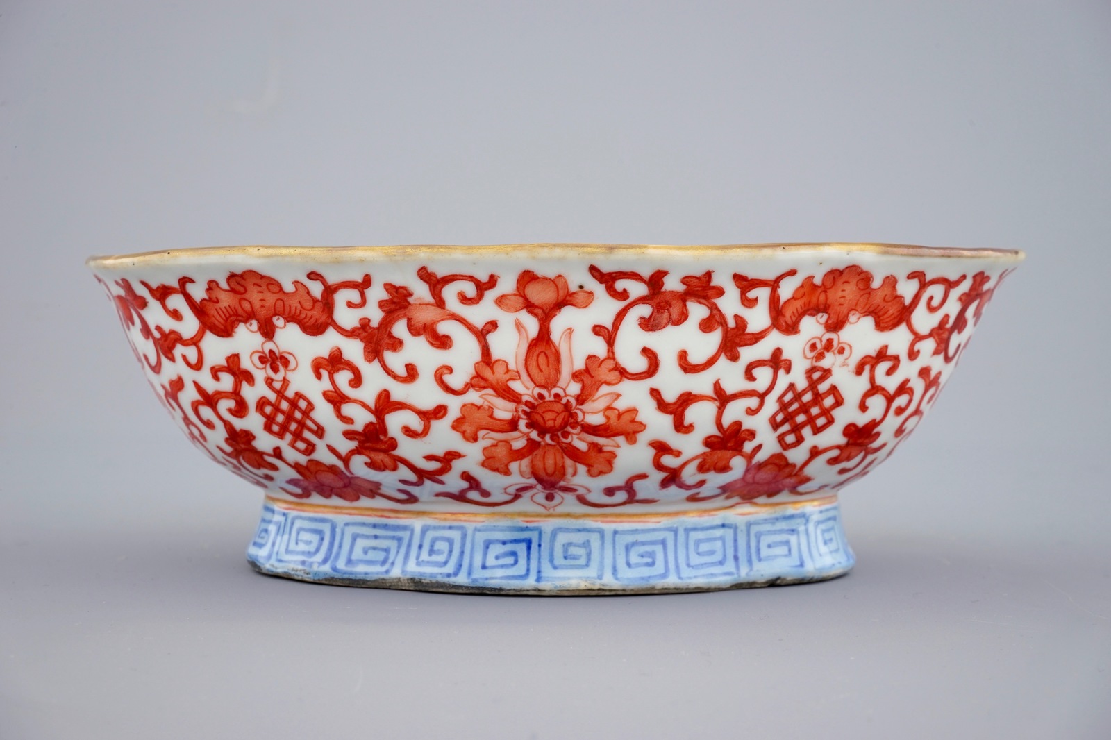 A varied lot of Chinese porcelain, 18/19th C. Dia.: 29 cm (the dish) Dim.: 18,5 x 14,5 x 6 cm (the - Bild 11 aus 19