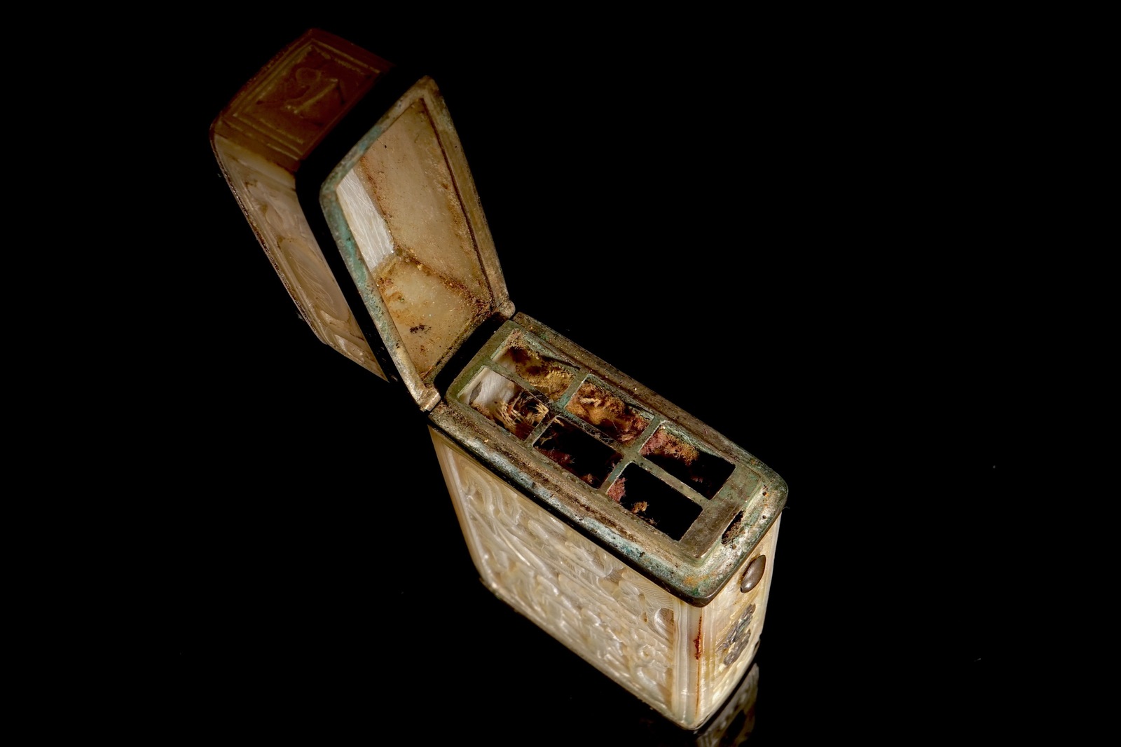 A Chinese mother of pearl cigarette box with relief design, 19th C. Dim.: 7,5 x 4 x 1,5 cm Condition - Image 6 of 8