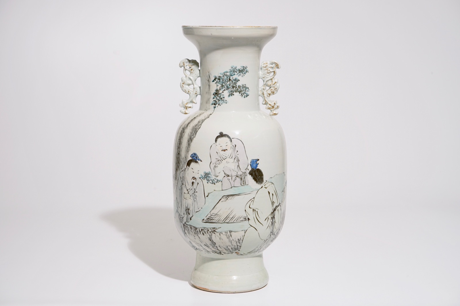 A Chinese qianjiang cai vase with a scene of go-players, 19/20th C. H.: 57 cm Condition reports