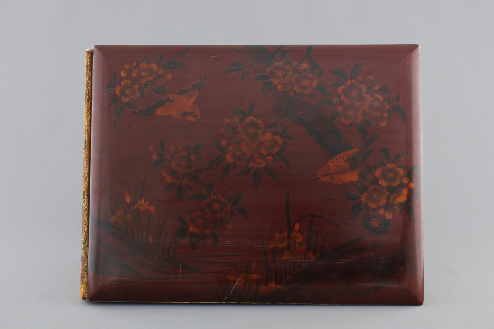 An album with photos of Chine and Japan, ca. 1900 A nice probably Japanese laquer covered album with - Image 3 of 44