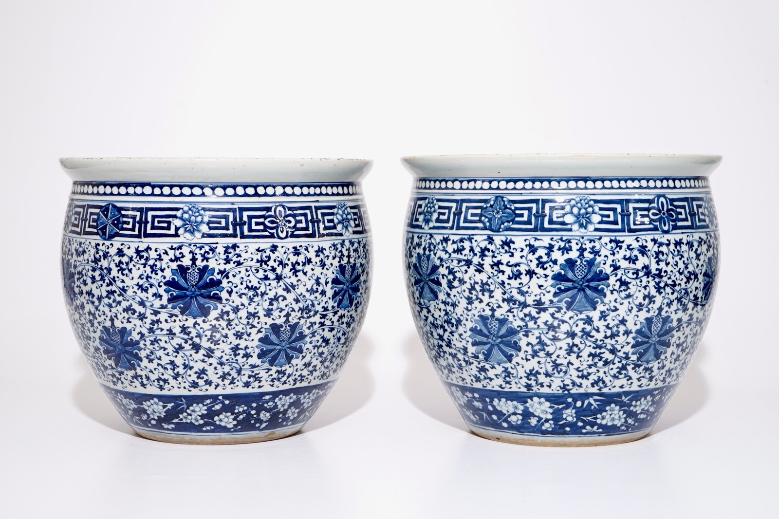 A pair of Chinese blue and white lotus scroll fishbowls, 19th C. Dia.: 40 cm - H.: 35,5 cm Condition