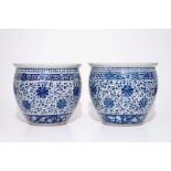 A pair of Chinese blue and white lotus scroll fishbowls, 19th C. Dia.: 40 cm - H.: 35,5 cm Condition