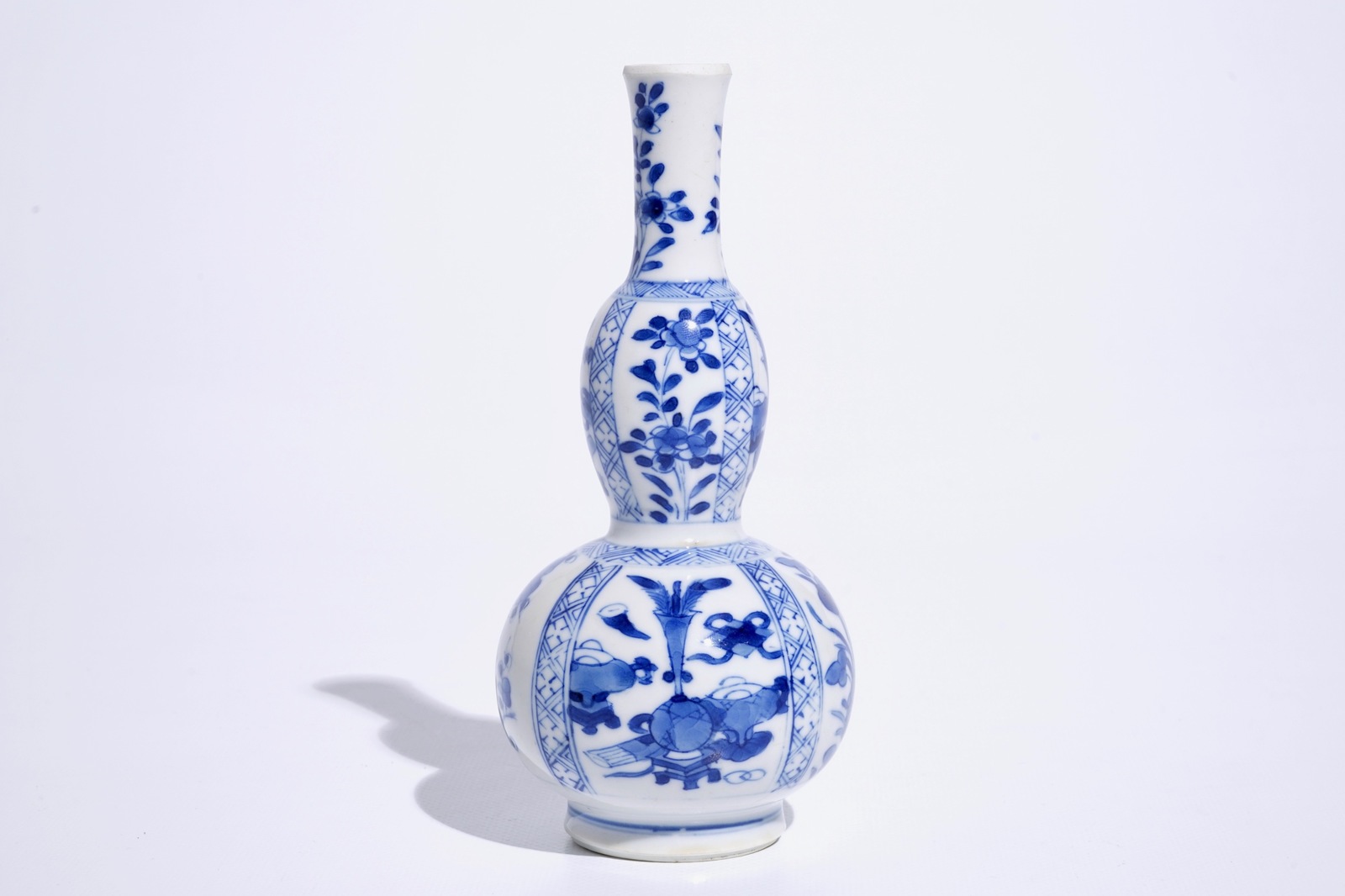 A blue and white Chinese double gourd vase with design of antiquities, Kangxi H.: 18 cm Condition - Image 3 of 6