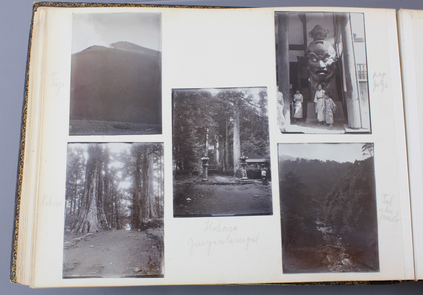 An album with photos of Chine and Japan, ca. 1900 A nice probably Japanese laquer covered album with - Image 17 of 44