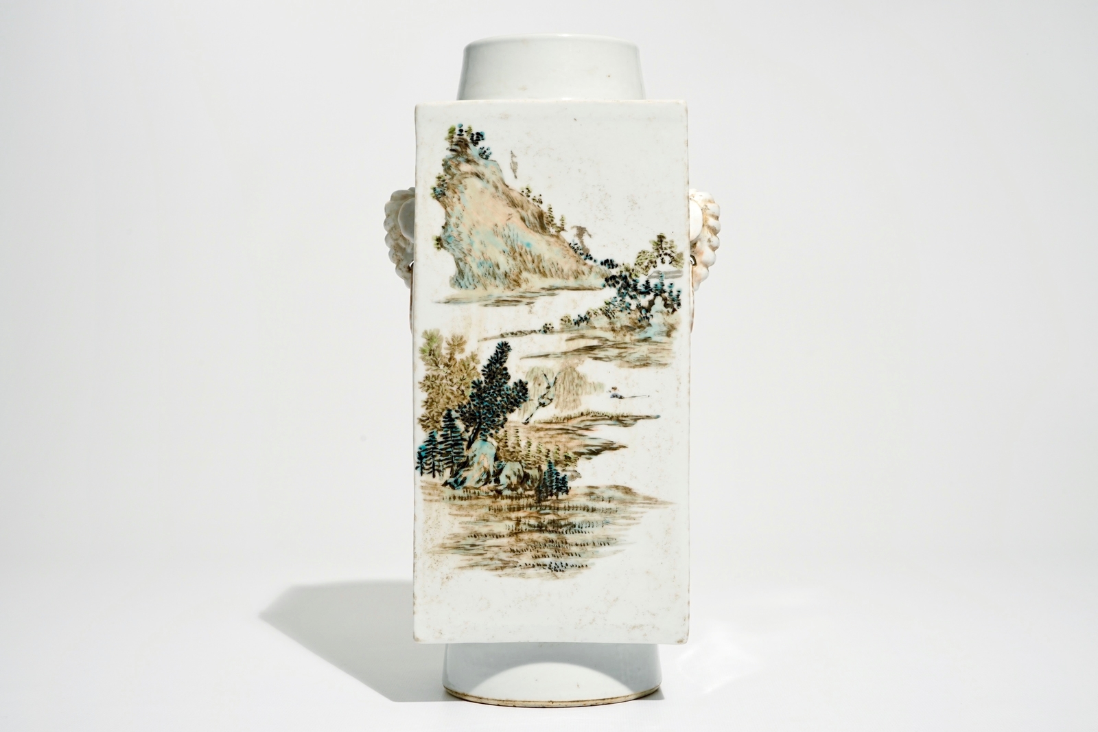 A Chinese square qianjiang cai vase with landscape designs, 20th C. H.: 34 cm Condition reports - Image 2 of 7