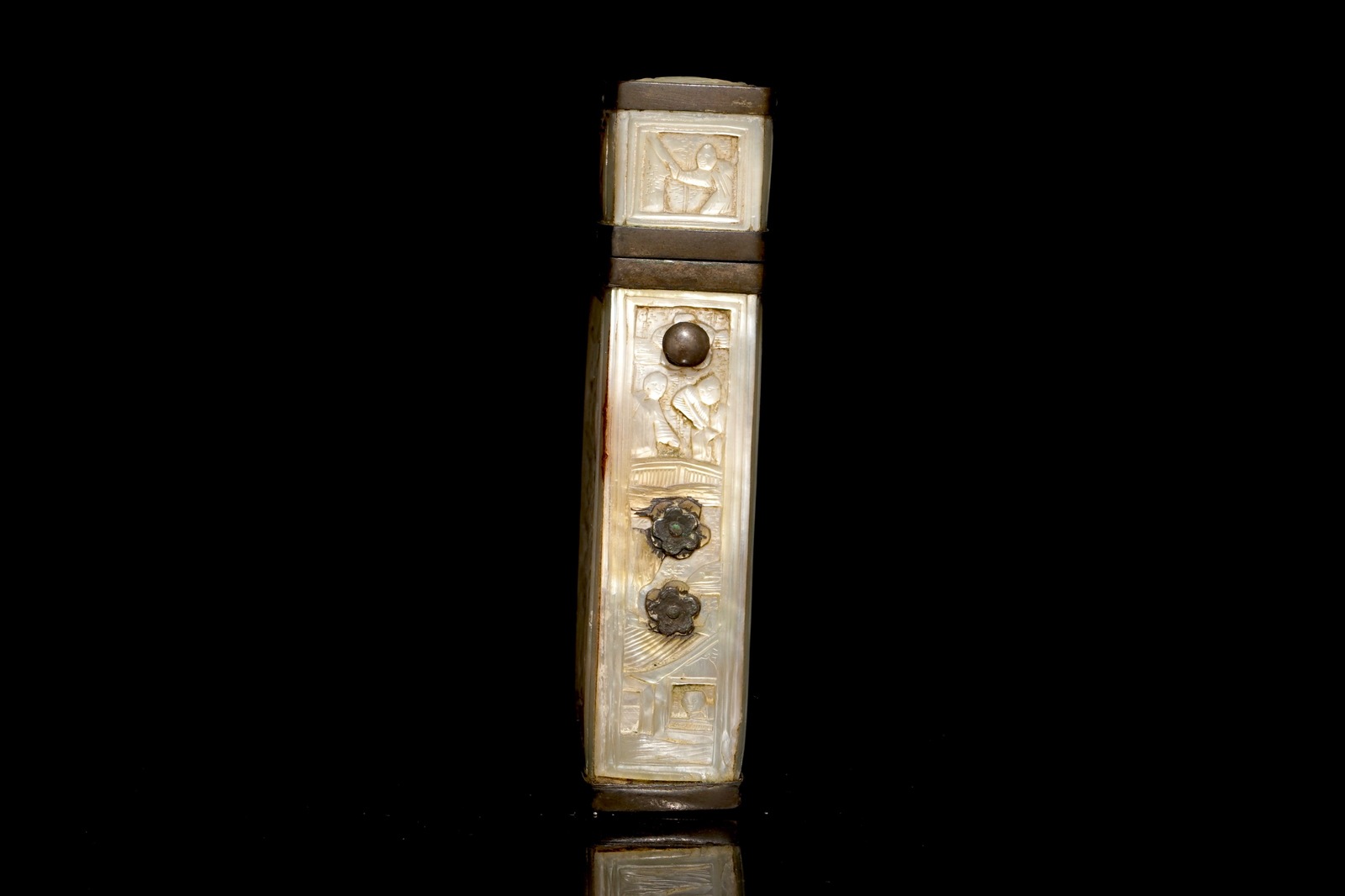 A Chinese mother of pearl cigarette box with relief design, 19th C. Dim.: 7,5 x 4 x 1,5 cm Condition - Image 5 of 8