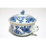 A Chinese blue and white covered bowl with ears, Kangxi Dia.: 18 cm - H.: 13 cm (Incl. cover)