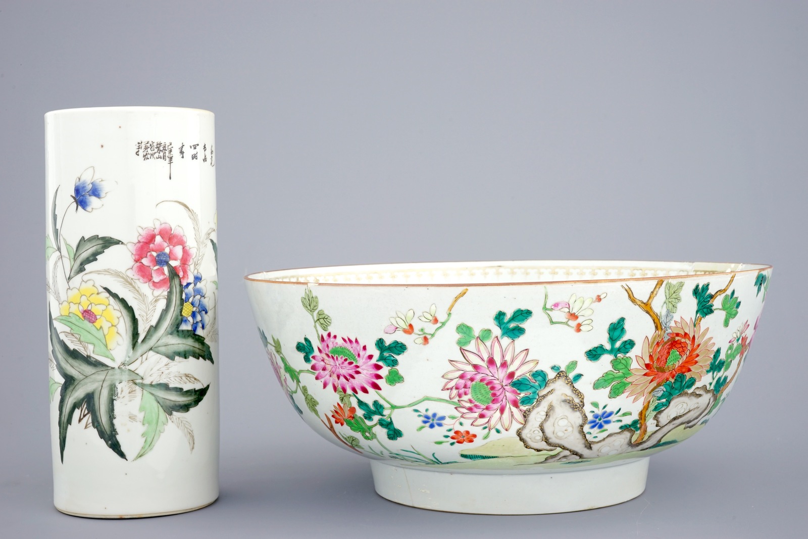 A Chinese famille rose bowl, an oval dish and three vases, 18/20th C. Dia: 39 cm (the bowl) H.: 28,5 - Image 3 of 5