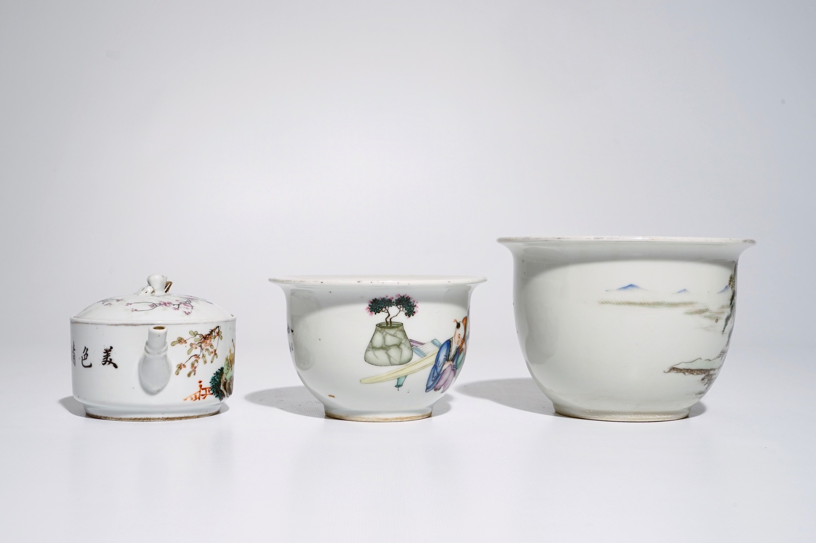 A varied lot of Chinese qianjiang cai porcelain, 19/20th C. Dia.: 17 cm - H.: 12 cm (largest bowl) - Image 5 of 9