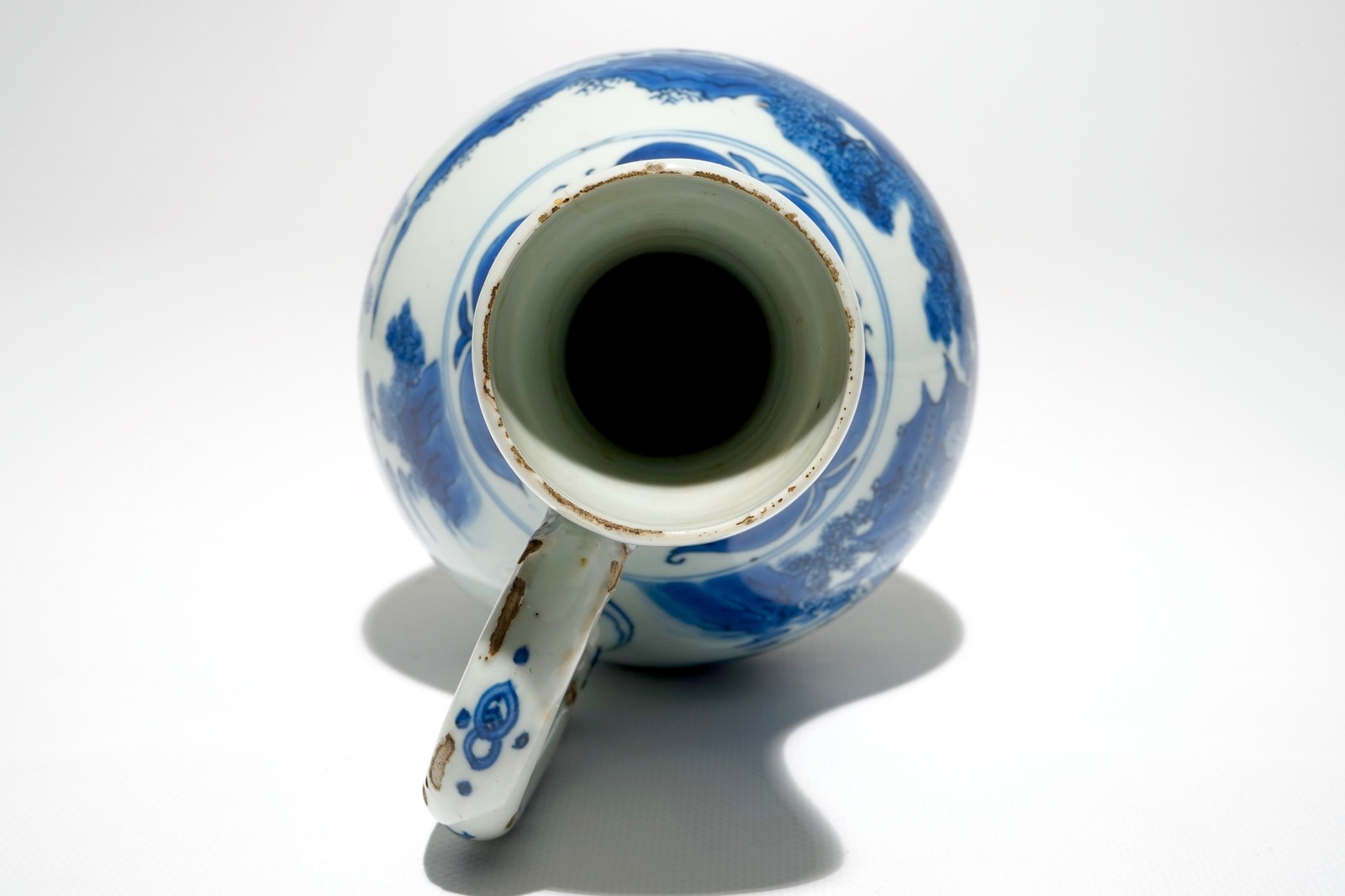 A Chinese blue and white jug with landscape design, Transitional period, Chongzhen H.: 24 cm - Image 6 of 7